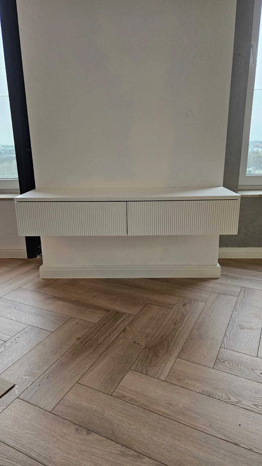 Ryflowana biała szafka RTV