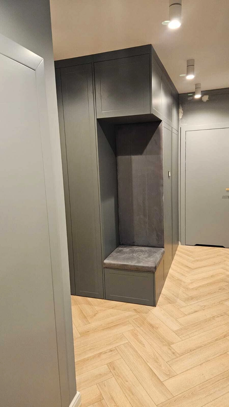 Grafitowy przedpokój z ukrytymi drzwiami do garderoby