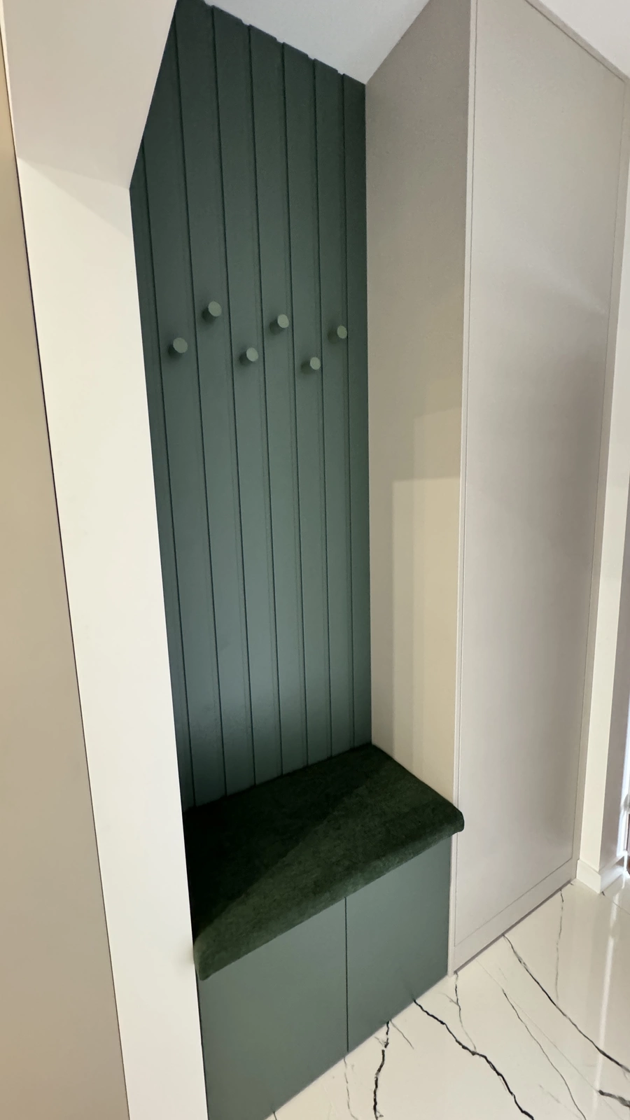 Siedzisko tapicerowane z panelami