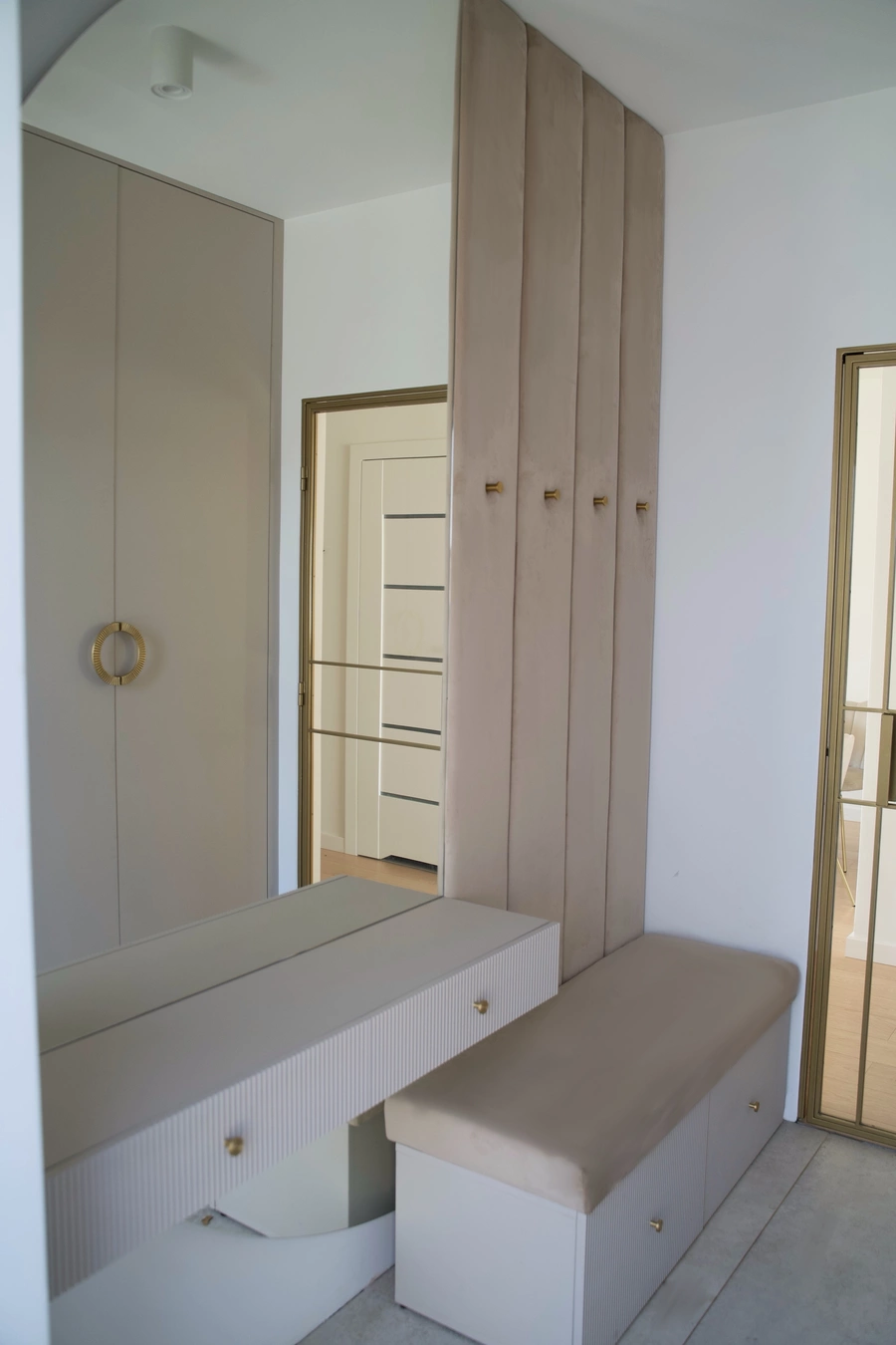 Siedzisko tapicerowane z konsolą beż